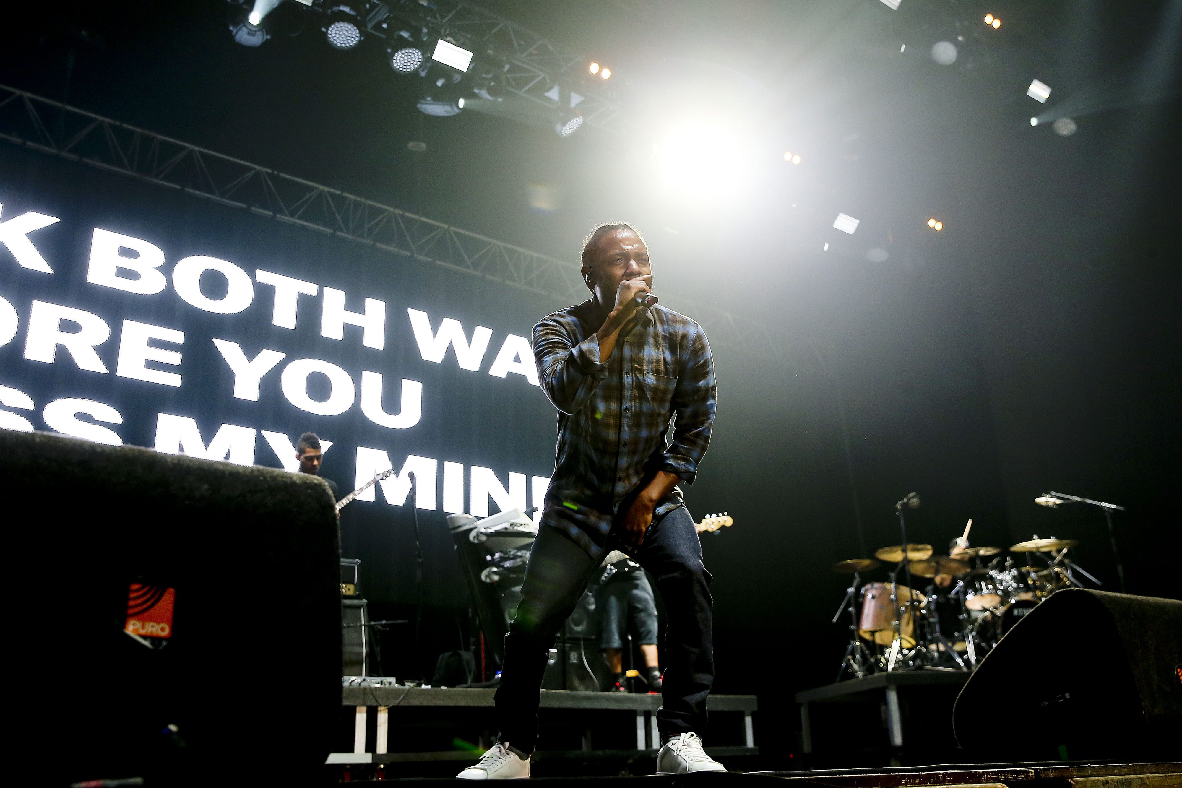 2016-07-16 22:54:13 epa05428701 US rap singer Kendrick Lamar performs during a concert at Super Rock Festival in Lisbon, Portugal, 16 July 2016. The festival runs from 14 to 16 July. EPA/JOSE SENA GOULAO