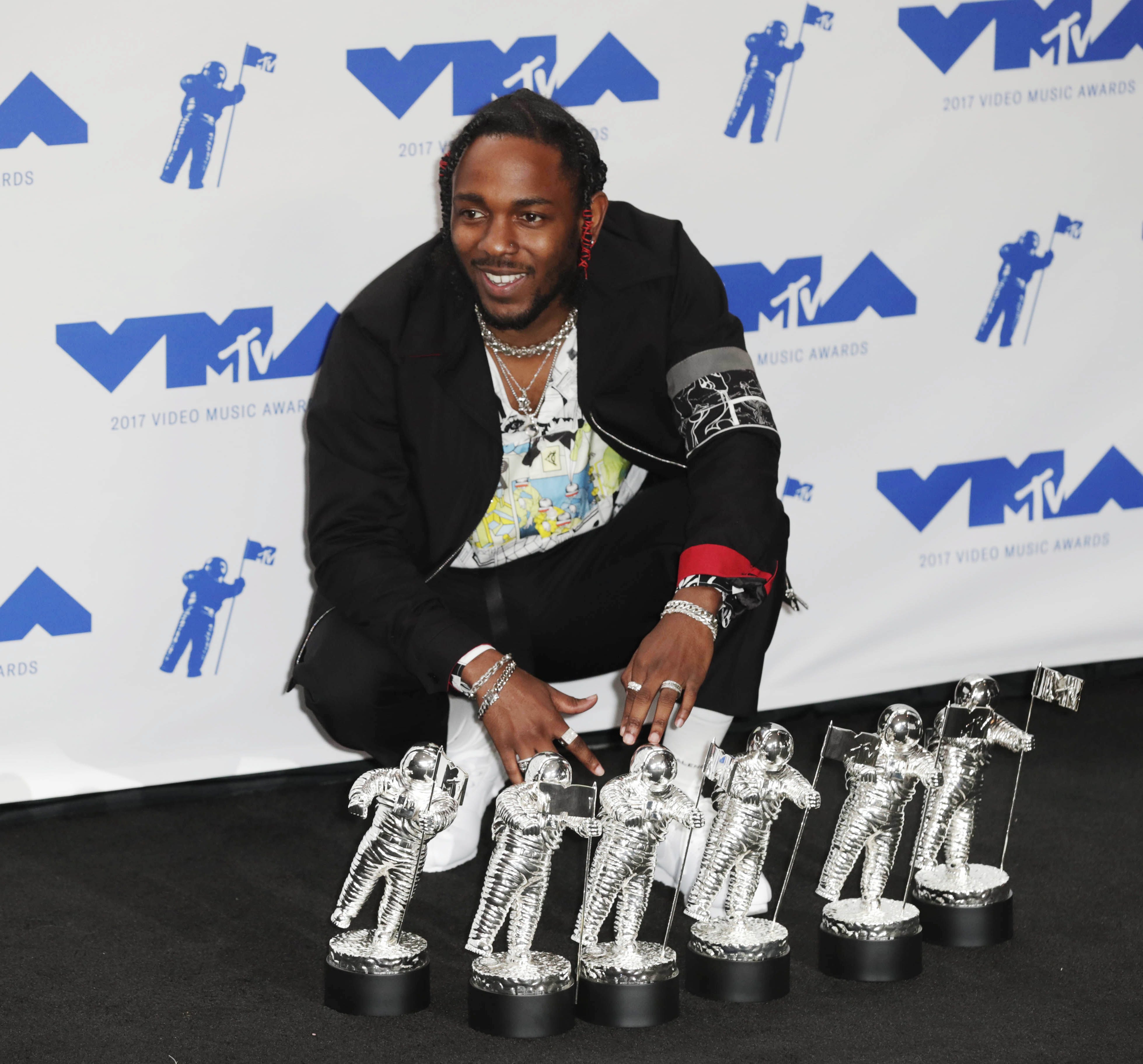 2017-08-27 20:31:13 epa06167826 US rapper Kendrick Lamar poses with his awrds for Video of the Year, Best Hip Hop, Best Cinematography, Best Direction, Best Art Direction, Best Visual Effects for 'Humble' in the press room at the 34th MTV Video Music Awards (VMA) at The Forum in Inglewood, California, USA, 27 August 2017. *** Local Caption *** 52990027 EPA/MIKE NELSON *** Local Caption *** 52990027