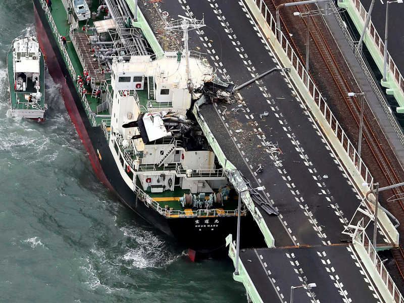 Kansai International Airport bridge ship damage osaka flooding typhoon jebi