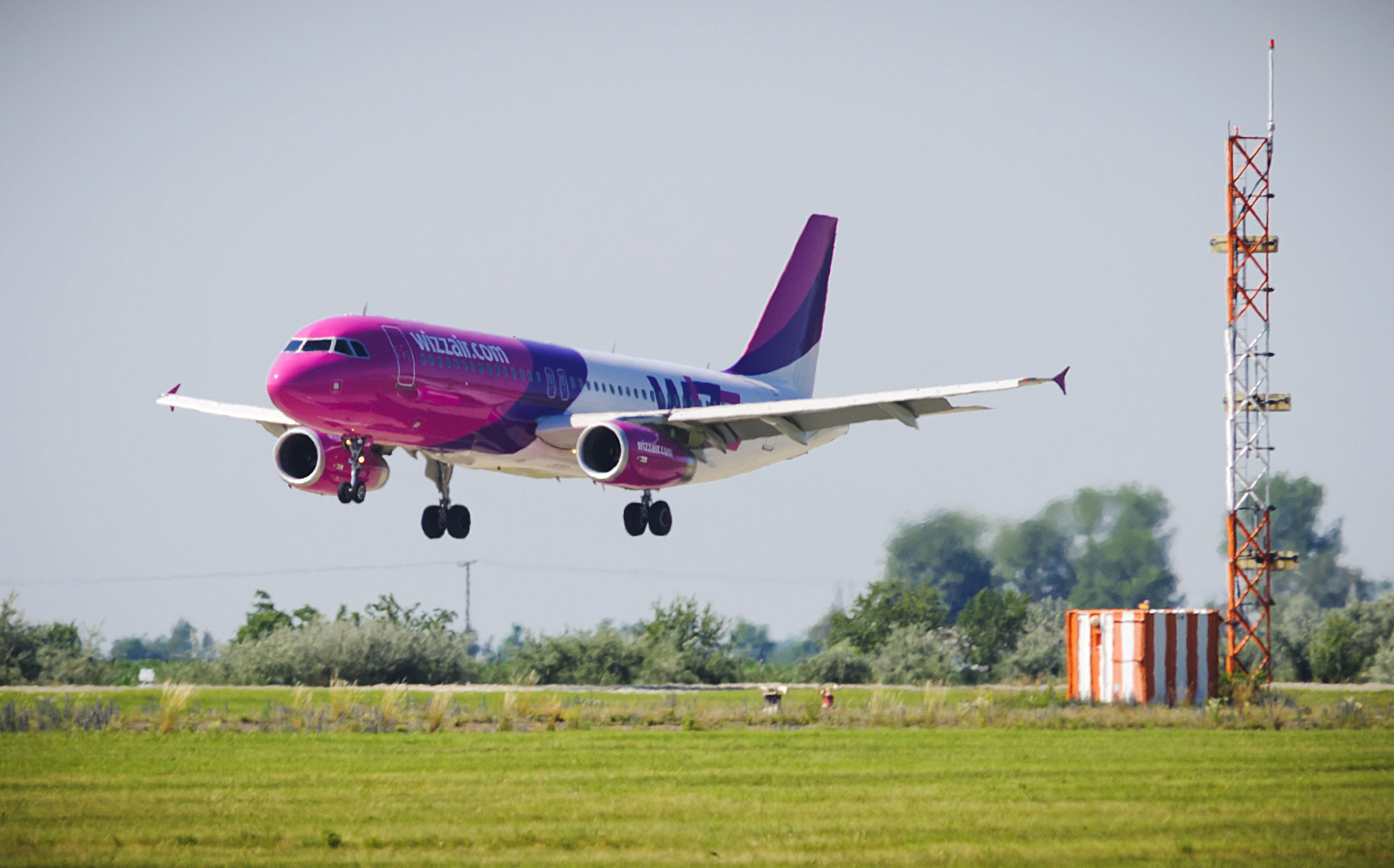 Een toestel van Wizz Air landt op London Luton Airport in Engeland. Foto: EPA