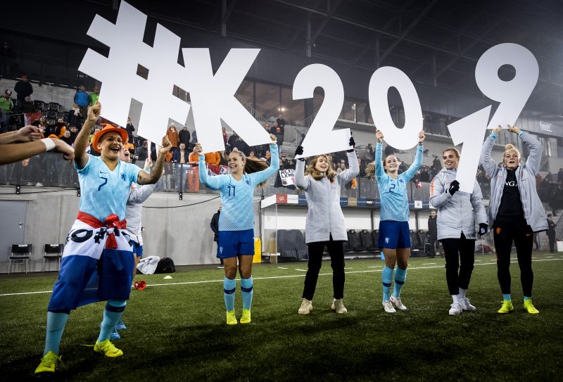  Het Nederlandse vrouwenelftal viert de overwinning op Zwitserland na afloop van de return in de finale van de play-offs om een WK-ticket.