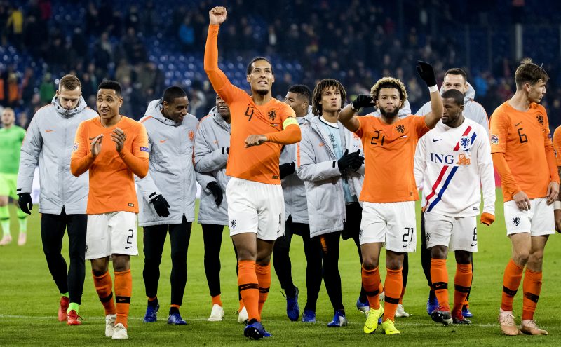 Virgil van Dijk en Tonny Vilhena van het Nederlands elftal vieren de 2-2 na afloop van het laatste duel in de groepsfase van de Nations League tegen Duitsland.