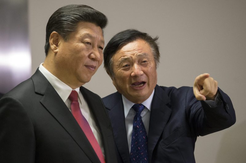 De Chinese president Xi Jinping (L) krijgt een rondleiding van Huawei-topman Ren Zhengfei. 