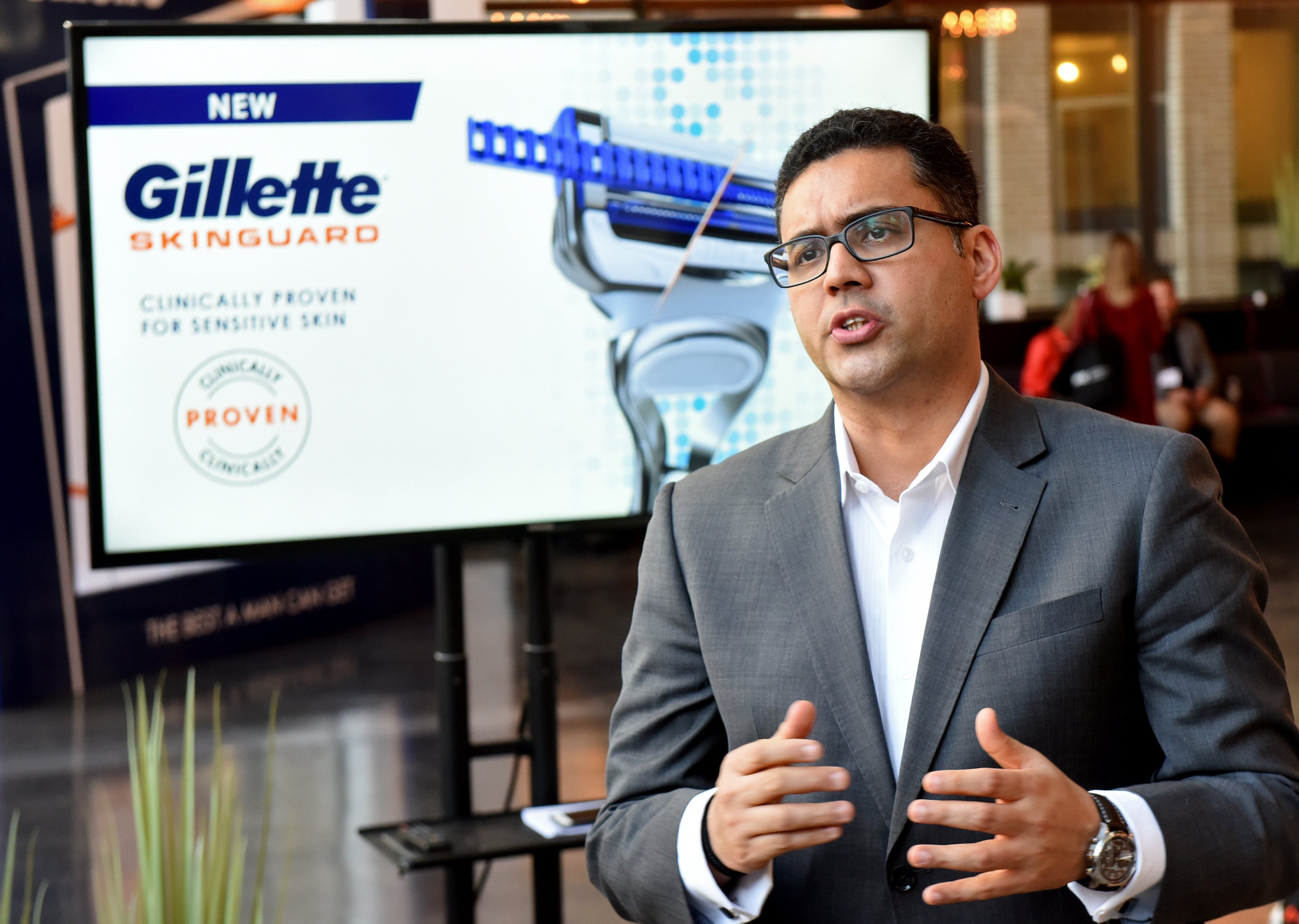 Pankaj Bhalla, Brand Director van Gillette North America, presenteert de Sinkguard op Gillette's Global Innovation Summit in New York. Foto Diane Bondareff / Gillette
