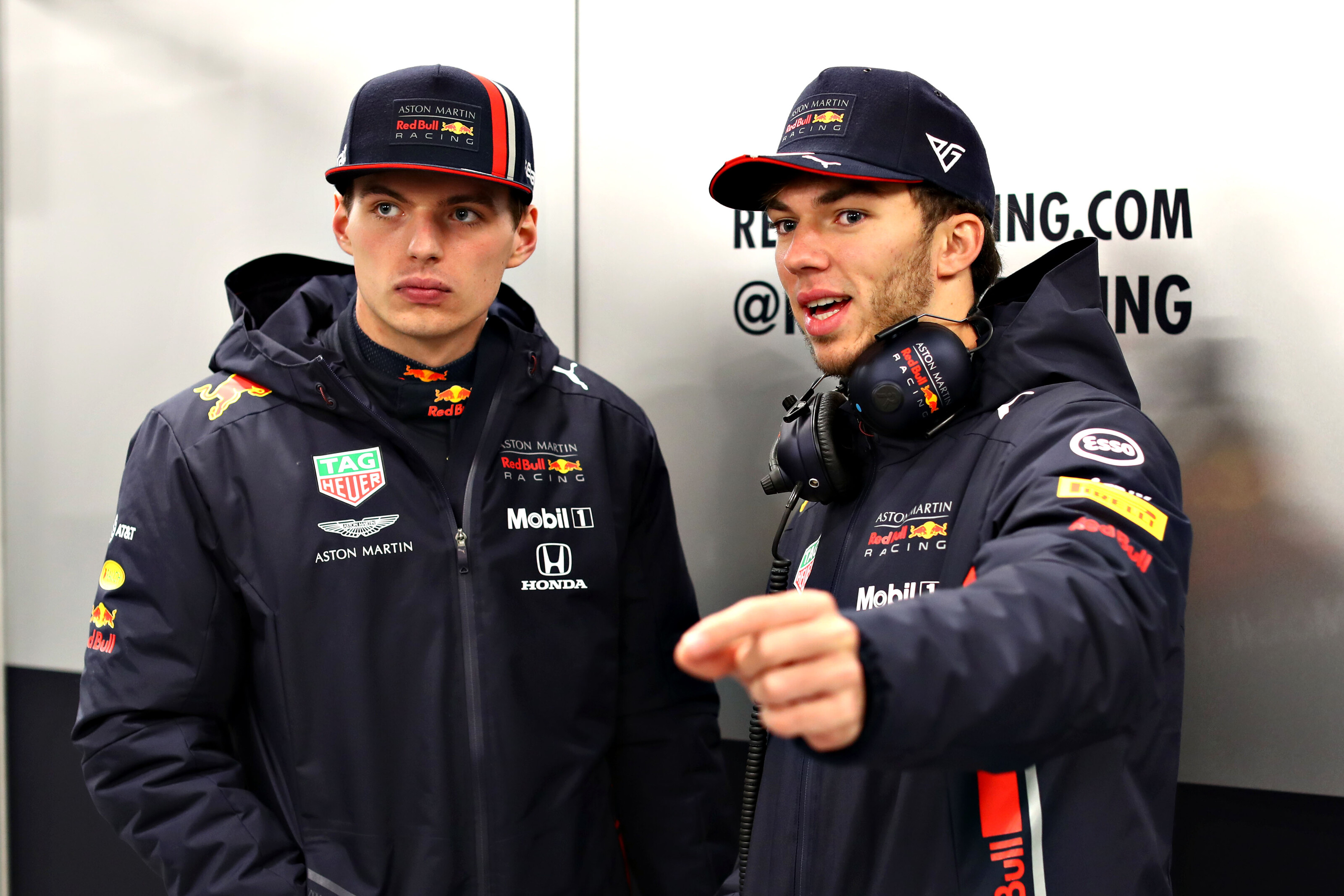 Max Verstappen met zijn nieuwe teamgenoot Pierre Gasly tijdens de presentatie van de nieuwe Red Bull RB15. Foto: Red Bull Content Pool
