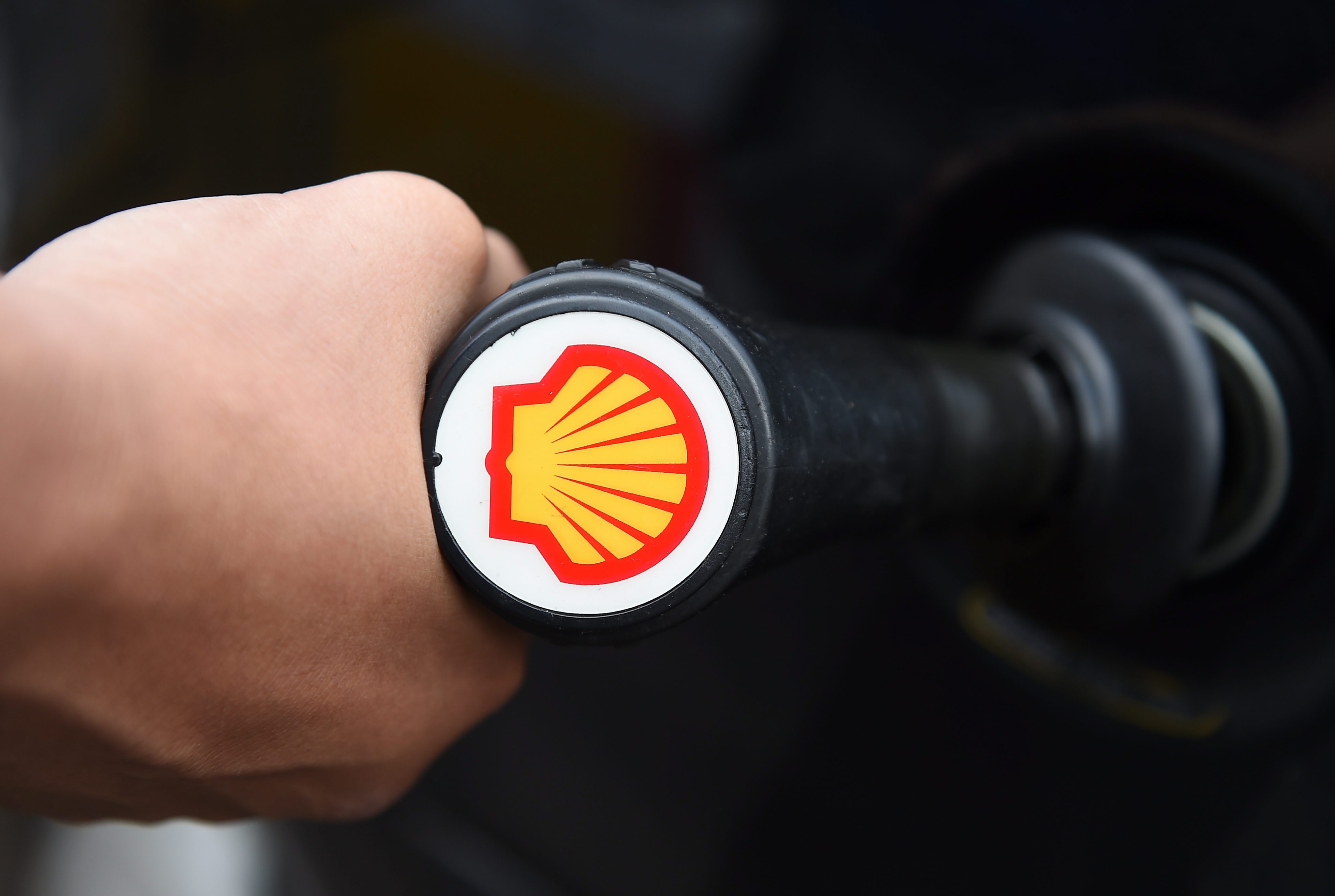 Shell biedt vanaf de mogelijkheid om CO2-neutraal te rijden door aan de kassa voor elke getankte liter benzine,