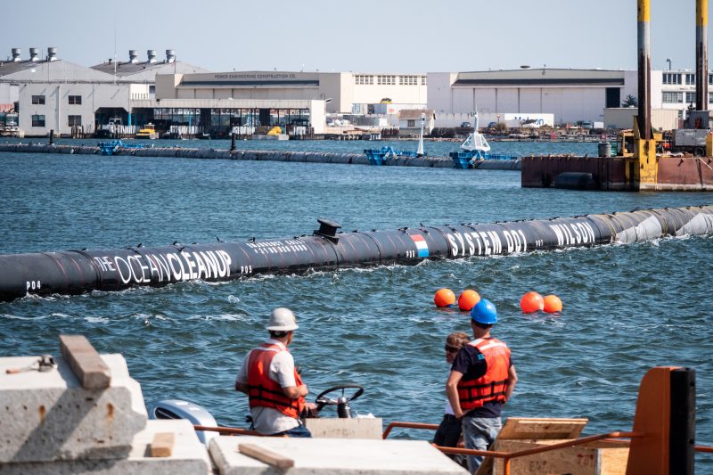 180827_Stabilizers_Assembly_and_Fully_Launched_System 2 The Ocean Cleanup