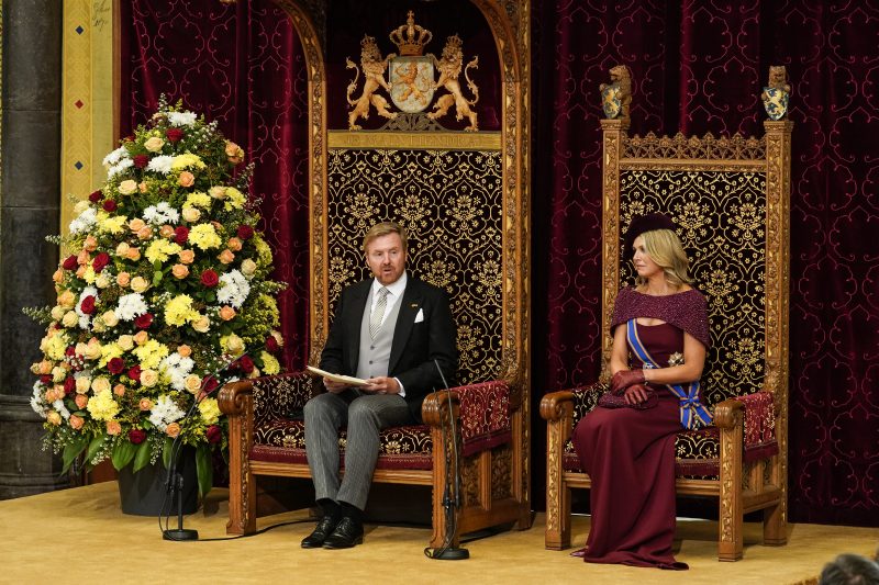 Koning Willem-Alexander leest, met aan zijn zijde koningin Maxima, de troonrede voor op Prinsjesdag aan leden van de Eerste en Tweede Kamer in de Ridderzaal.