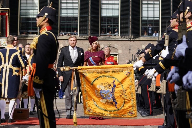 Koning Willem-Alexander en koningin Maxima komen op Prinsjesdag aan bij de Ridderzaal waar de koning de troonrede zal voorlezen aan leden van de Eerste en Tweede Kamer.