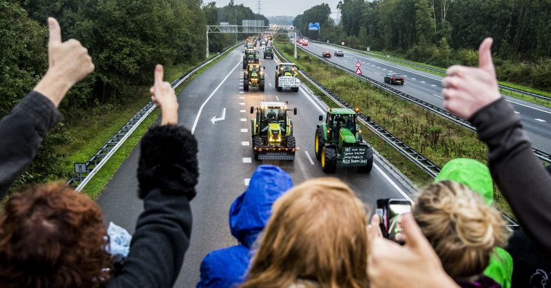 Boeren demonstreren op de snelweg
