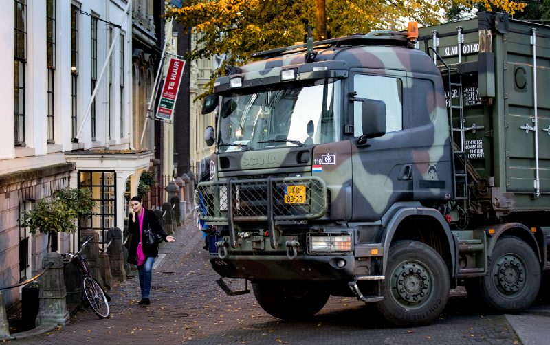 Het Leger staat met zware voertuigen in Den Haag