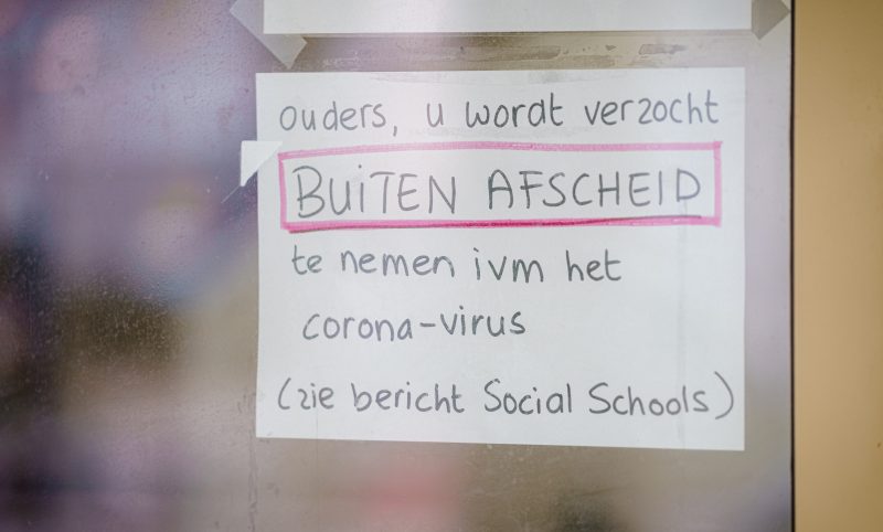 Ouders worden verzocht om buiten afscheid te nemen van hun kinderen op een basisschool in Rotterdam.