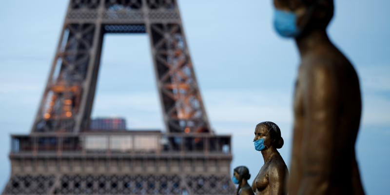 Golden Statues at the Trocadero square near the Eiffel tower wear protective masks during the outbreak of the coronavirus disease (COVID-19) in Paris, France, May 2, 2020. REUTERS/Benoit Tessier