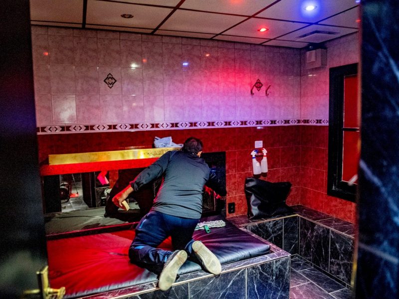 ujævnheder hjul voldgrav No kissing allowed: Photos show how sex workers in Amsterdam's red-light  district are adapting to the coronavirus pandemic