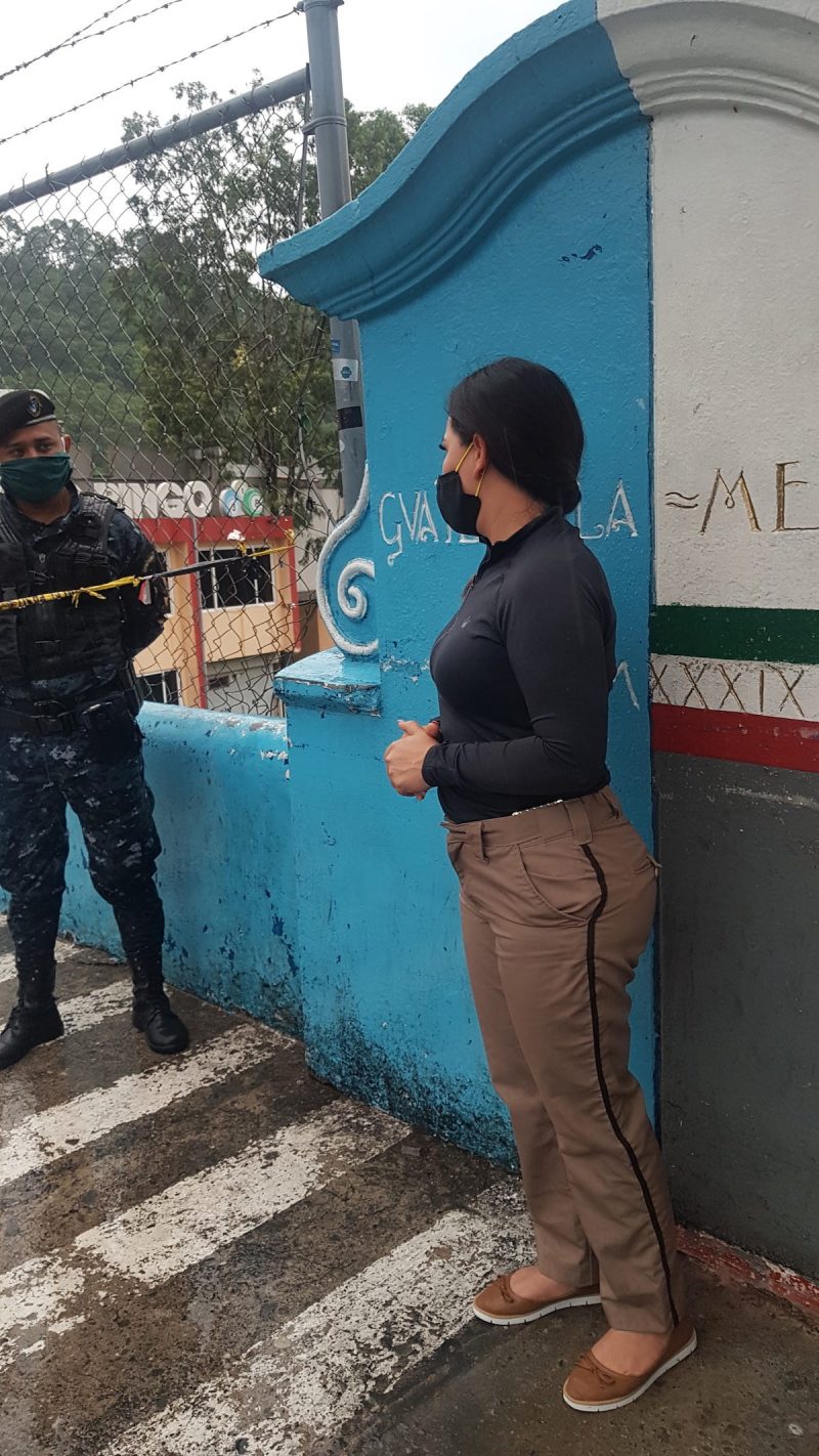 guatemalan military speak with mexican border officials at el carmen border