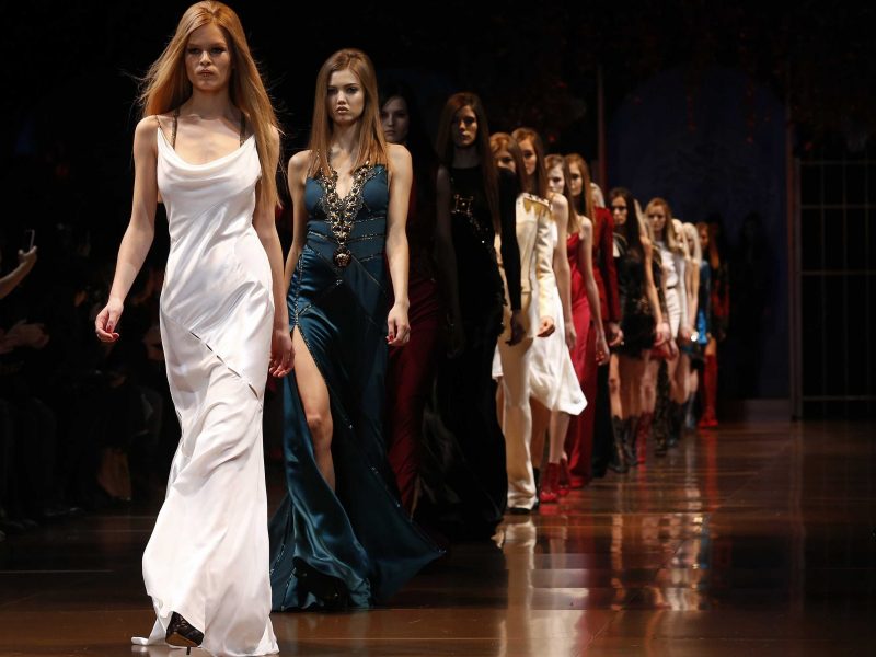 models runway versace fashion show
