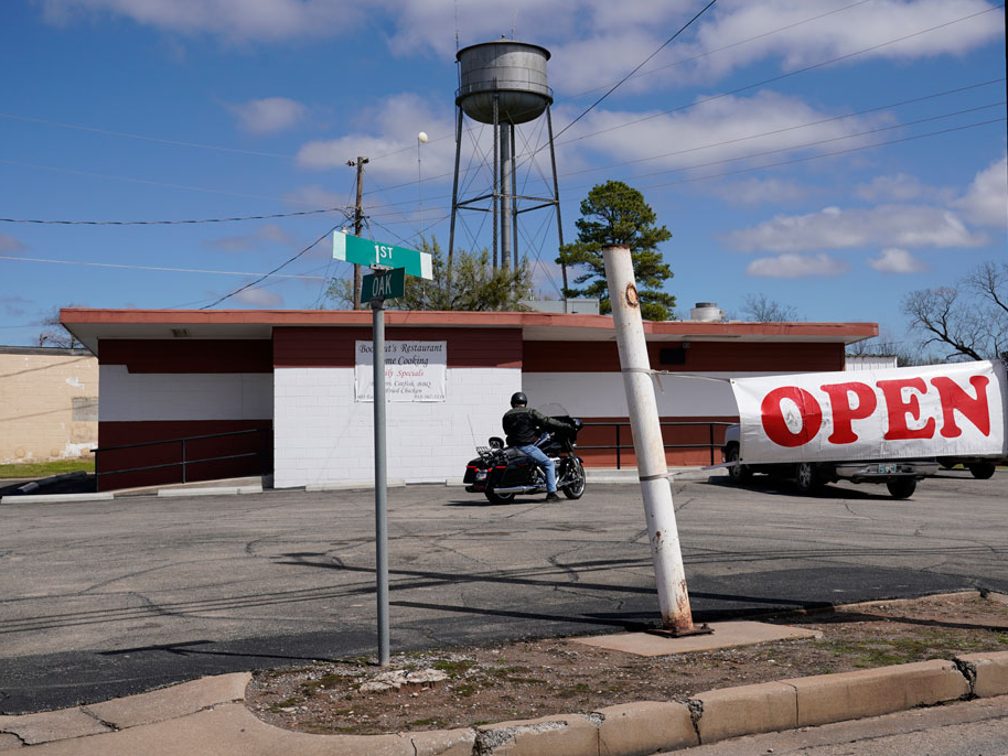 A restaurant remains open despite the coronavirus pandemic in Bristow, Oklahoma, March 24, 2020. Nick Oxford for The Washington Post via Getty Images