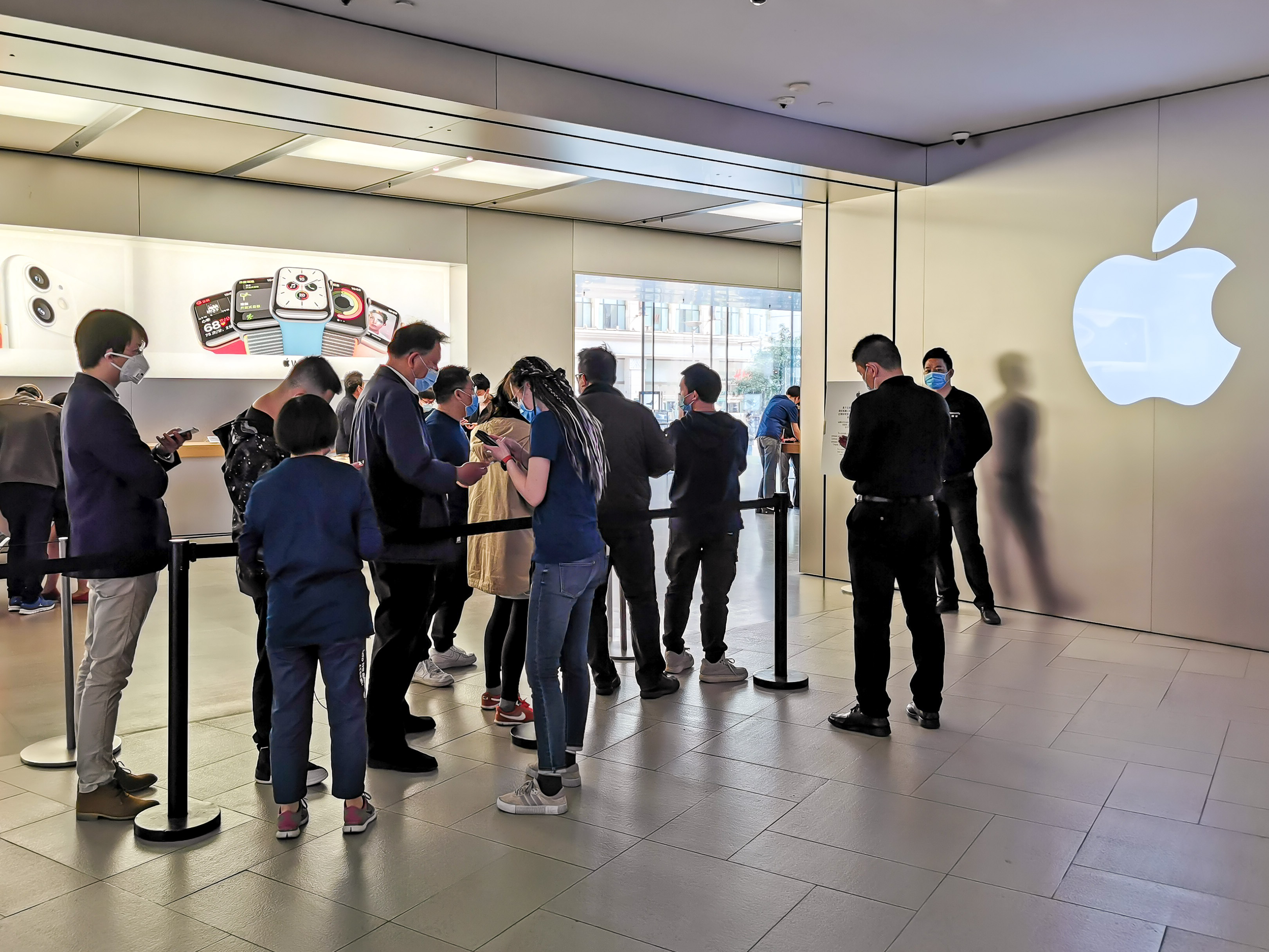 Apple Store Line in China