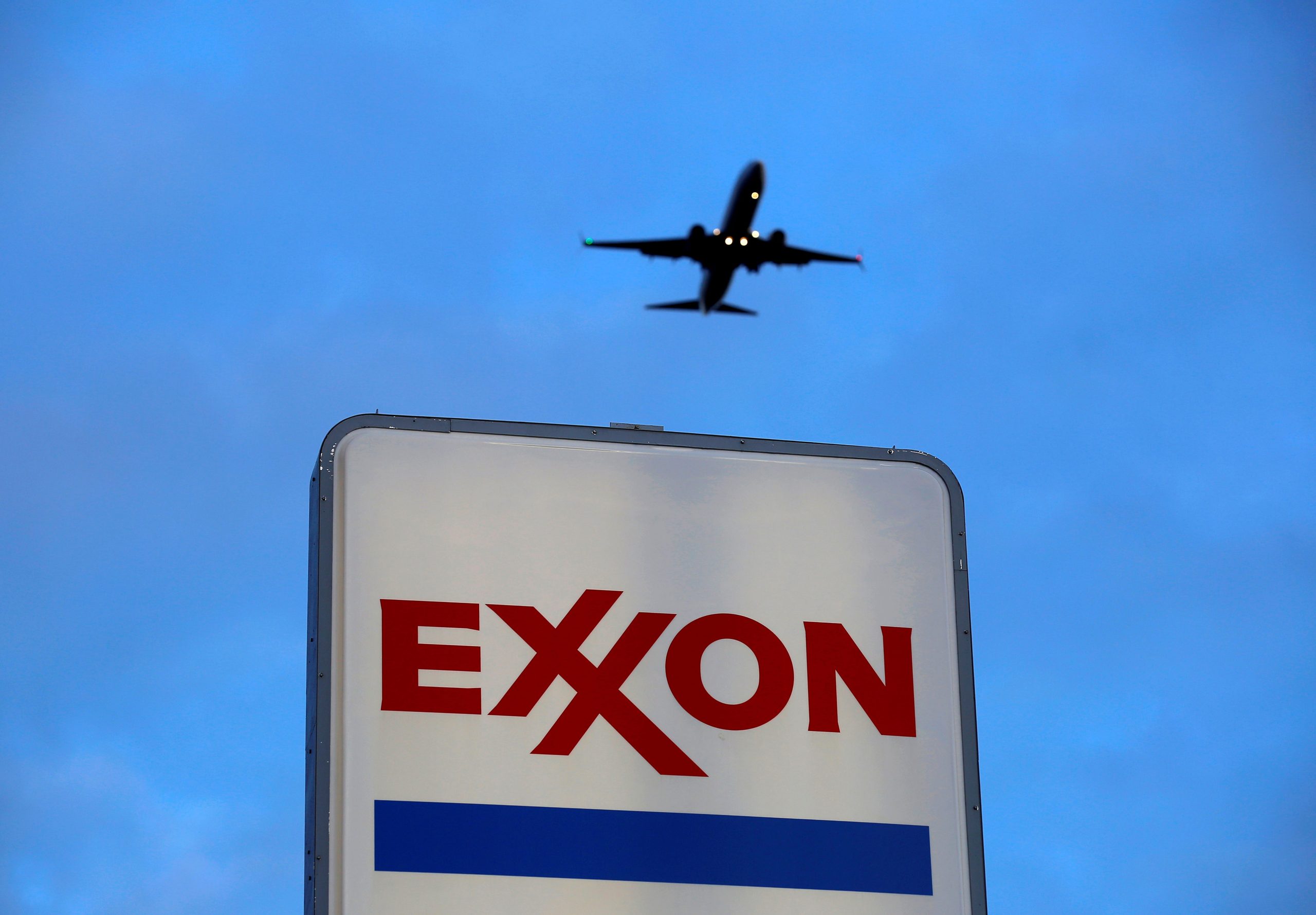FILE PHOTO: An airplane comes in for a landing above an Exxon sign at a gas station in the Chicago suburb of Norridge, Illinois, U.S., October 27, 2016. REUTERS/Jim Young