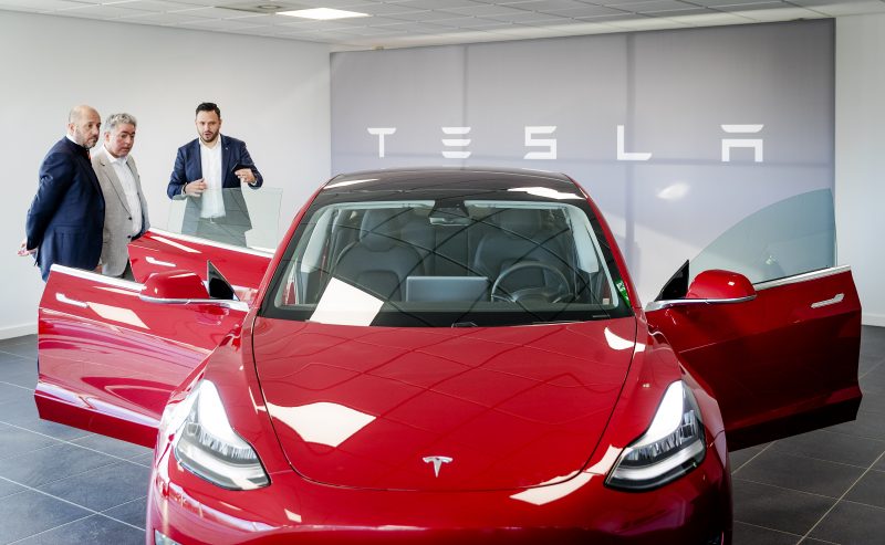 De showroom van Tesla in Eindhoven.