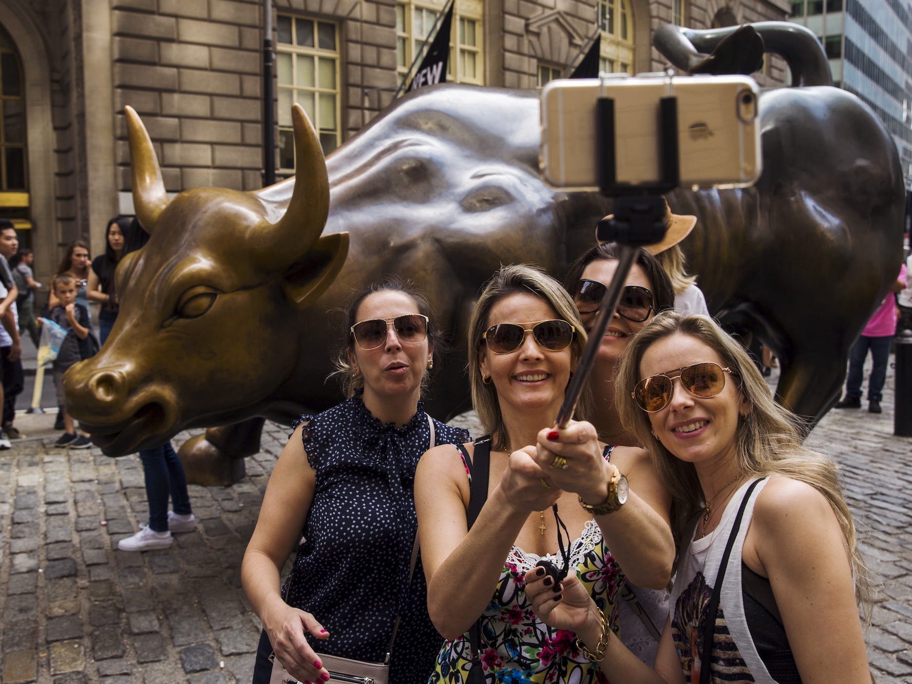 wall street bull statue selfie