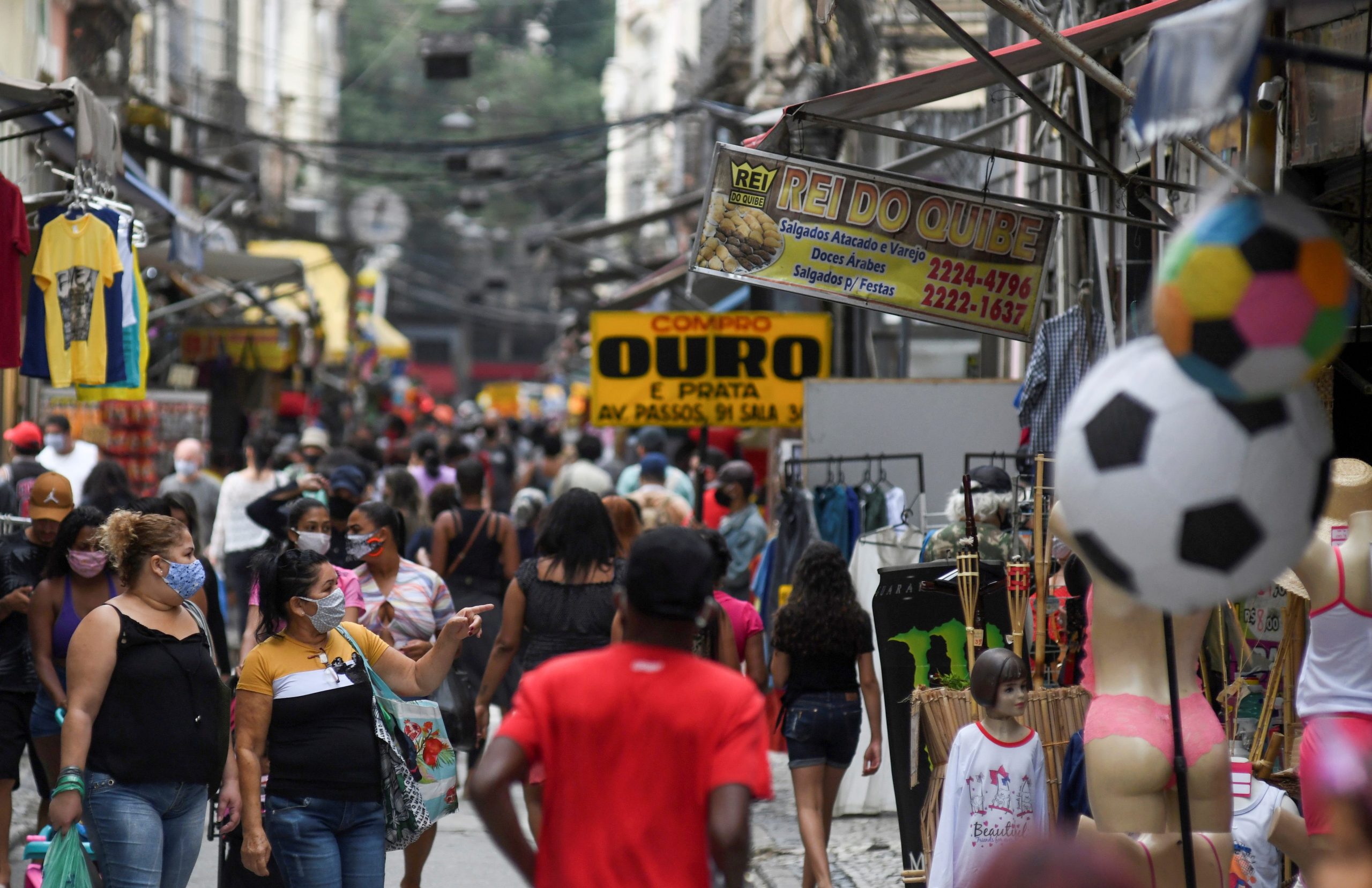 FILE PHOTO: People walk at a popular shopping street, as the city eases restrictions and allows commerce to open, amid the coronavirus disease (COVID-19) outbreak in Rio de Janeiro, Brazil June 29, 2020. REUTERS/Lucas Landau