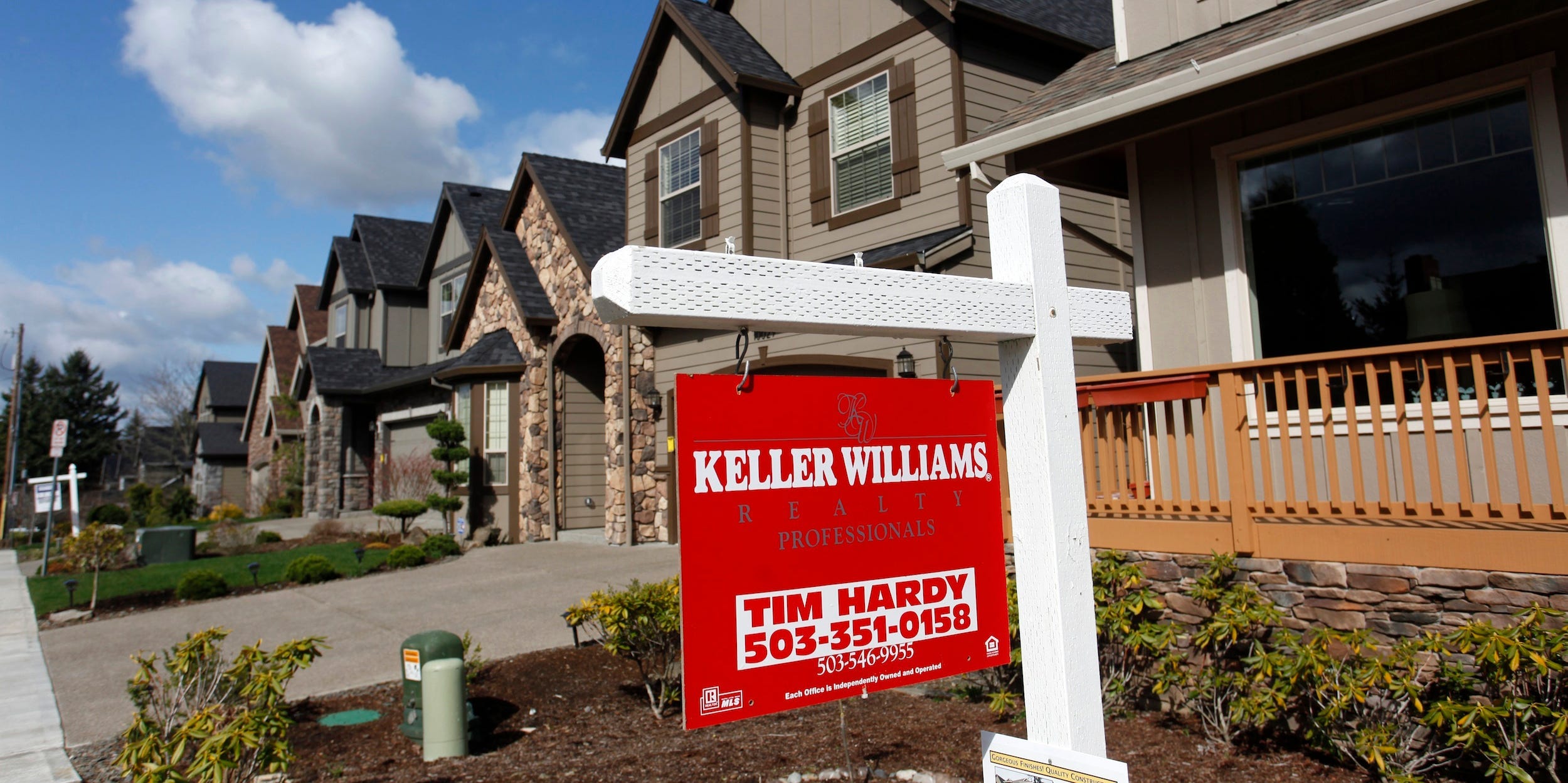 FILE PHOTO: Homes are seen for sale in the northwest area of Portland, Oregon March 20, 2014.  REUTERS/Steve Dipaola  